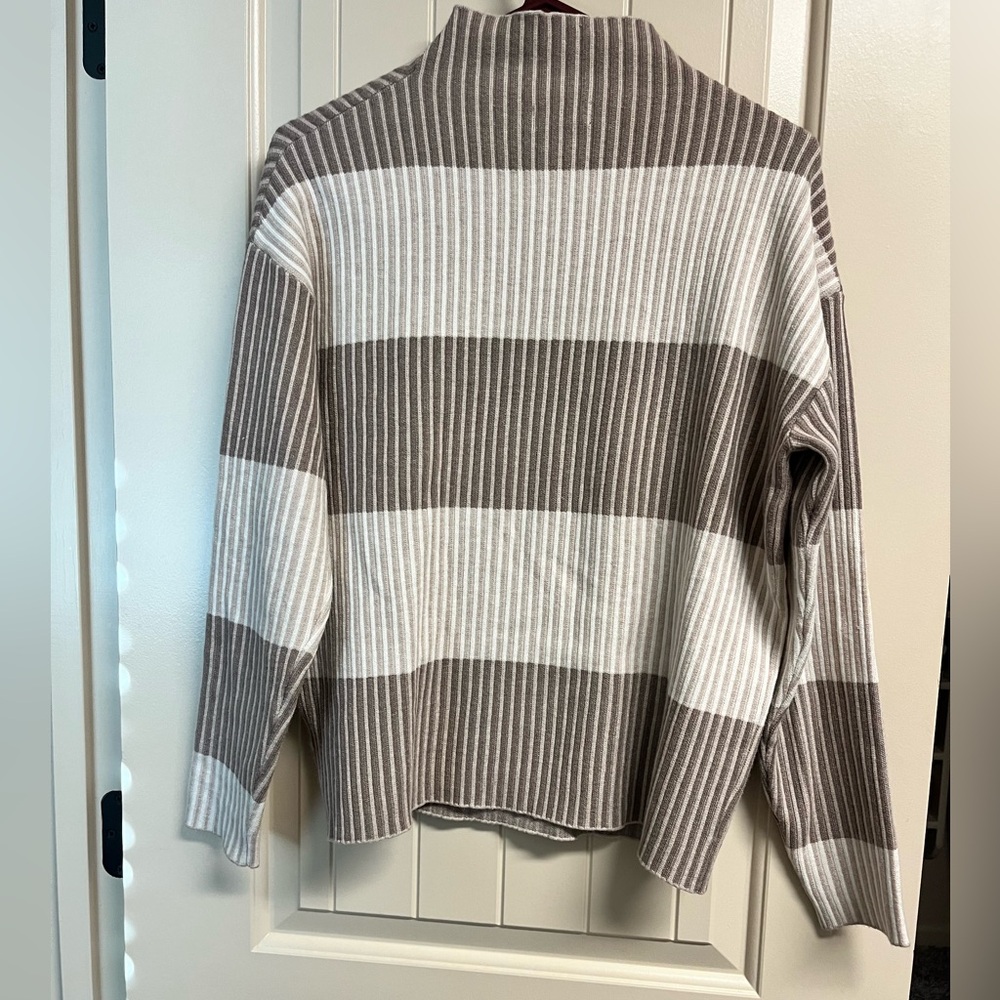 Women’s Adrienne Vittadini sweater-Size Small - Picture 3 of 4